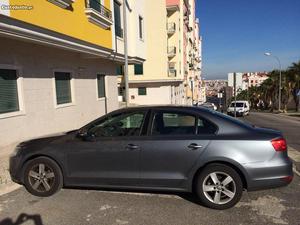 Volkswagen Jetta 1.6 TDI Confortline Bluemotion Setembro/12