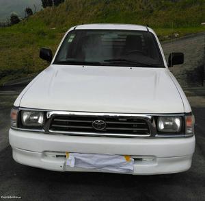 Toyota Hilux 2.4 Agosto/01 - à venda - Ligeiros
