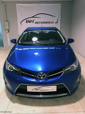 Toyota Auris 1.4 D4D Outubro/13 - à venda - Ligeiros