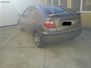 Renault Megane v Janeiro/00 - à venda - Ligeiros