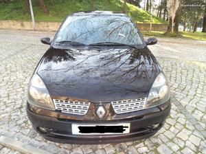 Renault Clio valvulas 75cvs Fevereiro/02 - à venda -