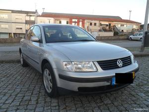 VW Passat 1.6 Fevereiro/99 - à venda - Ligeiros