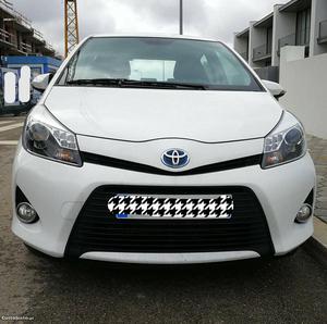 Toyota Yaris híbrido Maio/13 - à venda - Ligeiros