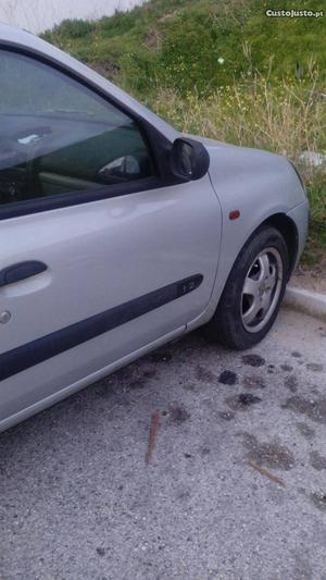 Renault Clio 3 verçao Março/02 - à venda - Ligeiros