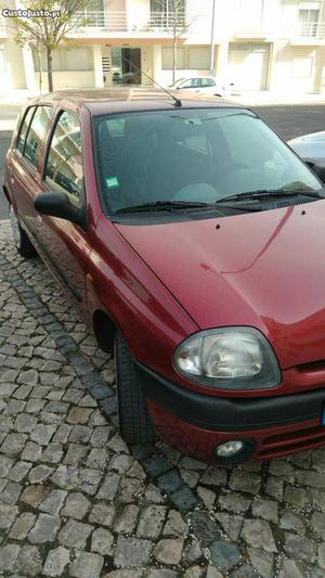 Renault Clio carro Fevereiro/00 - à venda - Ligeiros