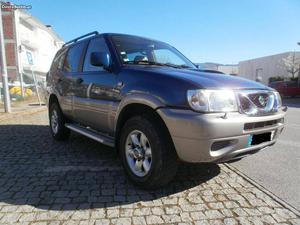 Nissan Terrano 2.7 TDI 7 lugares Abril/00 - à venda -