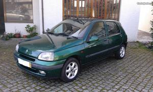 Renault Clio Direcção Assistida Janeiro/98 - à venda -