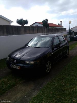 Seat Leon Gasolina 5portas Abril/01 - à venda - Ligeiros