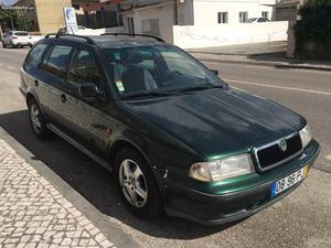 Skoda Octavia Break ambition 1.6 Gasolina Abril/00 - à