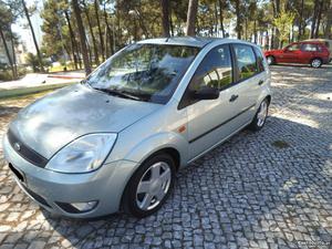 Ford Fiesta só  km Outubro/03 - à venda - Ligeiros