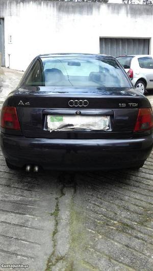 Audi A4 5 portas Abril/97 - à venda - Ligeiros Passageiros,