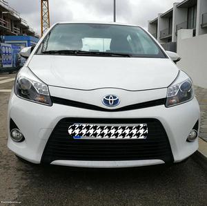 Toyota Yaris híbrido Outubro/13 - à venda - Ligeiros