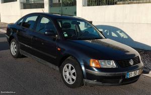 VW Passat cv Fevereiro/97 - à venda - Ligeiros