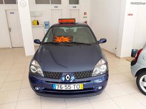 Renault Clio v A/C Maio/02 - à venda - Ligeiros