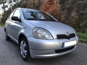 Toyota Yaris  Agosto/02 - à venda - Ligeiros