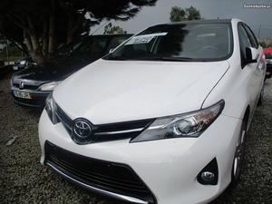 Toyota Auris 1.4 D Abril/14 - à venda - Ligeiros