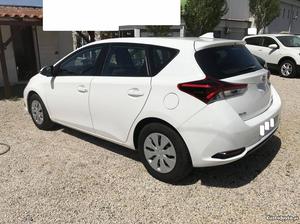 Toyota Auris d4d Novembro/15 - à venda - Ligeiros