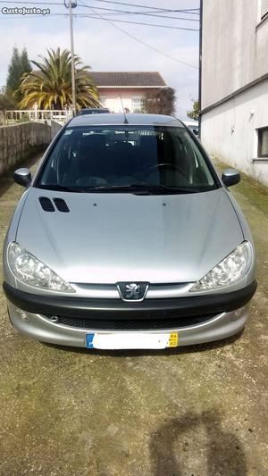 Peugeot  Hatchback Fevereiro/04 - à venda - Ligeiros