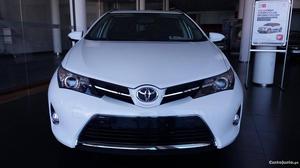 Toyota Auris Touring Sports 1.4D Abril/15 - à venda -