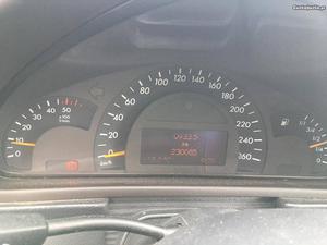 Mercedes-Benz C 220 AVANGARD Março/02 - à venda - Ligeiros