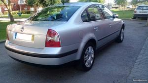 VW Passat 1.6 excelente Setembro/03 - à venda - Ligeiros