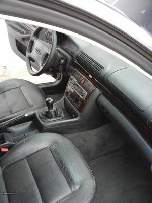 Audi A4 avant confort Março/97 - à venda - Ligeiros