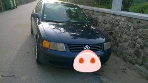 VW Passat comfortlaine Fevereiro/97 - à venda - Ligeiros