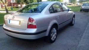 VW Passat 1.6 // C/NOVO // Setembro/03 - à venda - Ligeiros