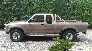 Toyota Hilux 2.5 D4D 4x4 32 LNB8 Junho/93 - à venda -