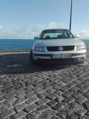 VW Passat 1.9 TDI 110 cv Dezembro/96 - à venda - Ligeiros