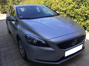 Volvo V40 D2 Momentum 114cv Abril/13 - à venda - Ligeiros