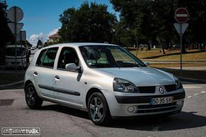 Renault Clio v Expression Janeiro/02 - à venda -