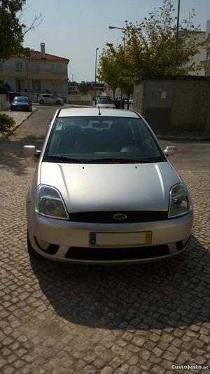 Ford Fiesta 1.2 Gasolina Outubro/03 - à venda - Ligeiros