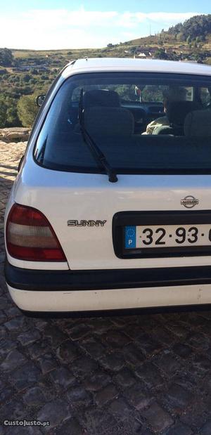 Nissan Sunny 4 portas Junho/92 - à venda - Ligeiros