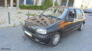 Renault Clio baccara Janeiro/94 - à venda - Ligeiros