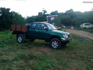 Toyota Hilux d4d Fevereiro/02 - à venda - Ligeiros