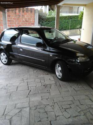 Renault Clio v Dezembro/04 - à venda - Ligeiros