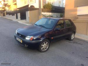 Ford Fiesta 5 portas Abril/01 - à venda - Ligeiros