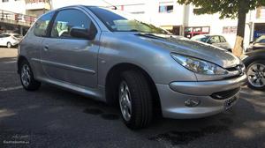 Peugeot hdi 3 portas 5lug Abril/02 - à venda -