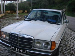 Mercedes-Benz 200 W123 a gasolina Julho/81 - à venda -