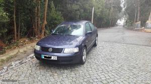 VW Passat cv Dezembro/97 - à venda - Ligeiros