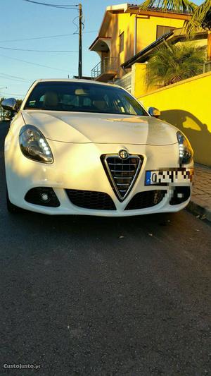 Alfa Romeo Giulietta Distinctive 1.6 jtd Março/12 - à