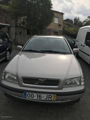 Volvo V40 gasolina Fevereiro/98 - à venda - Ligeiros