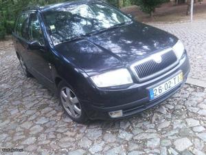 Skoda Fabia v 100cv Abril/02 - à venda - Ligeiros