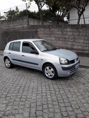 Renault Clio v 75 cv Abril/02 - à venda - Ligeiros