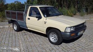 Toyota Hilux 2.4d 3 lugares Dezembro/91 - à venda -