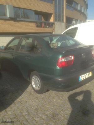 Seat Cordoba 1.4 gasolina Março/00 - à venda - Ligeiros