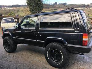 Jeep Cherokee todo terreno Março/00 - à venda - Ligeiros