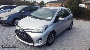 Toyota Yaris Confort+Pack Syle Abril/15 - à venda -