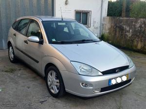 Ford Focus 1.8 TDDI 5 Lugares Março/01 - à venda -